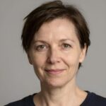 Портрет уверенного бизнесмена компании Сура Лада на нейтральном фоне в студийном освещении